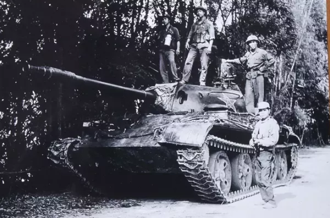 Ngoài ra, trái với tinh thần quyết tử bảo vệ tổ quốc của quân và dân ta, phía Trung Quốc lại có ý trí chiến đấu khá kém, bằng chứng là nhiều xe tăng, phương tiện cơ giới của chúng đã bị ta thu giữ trong trạng thái còn nguyên vẹn, nhiên liệu đủ, hoạt động tốt nhưng kíp lái đã bỏ lại để chạy thoát thân. Nguồn ảnh: Tiexue.