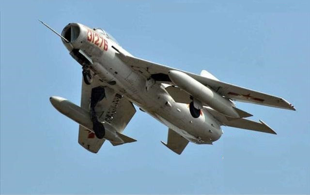 Thậm chí, trong năm 1966 thời gian huấn luyện bay của một phi công Trung Quốc chỉ là... 24 giờ bay trong một năm, tới năm 1972 mới tăng lên được 40 giờ một năm nhưng phần lớn không được huấn luyện bắn đạn thật và hoàn toàn không có khả năng không chiến. Nguồn ảnh: QDND.