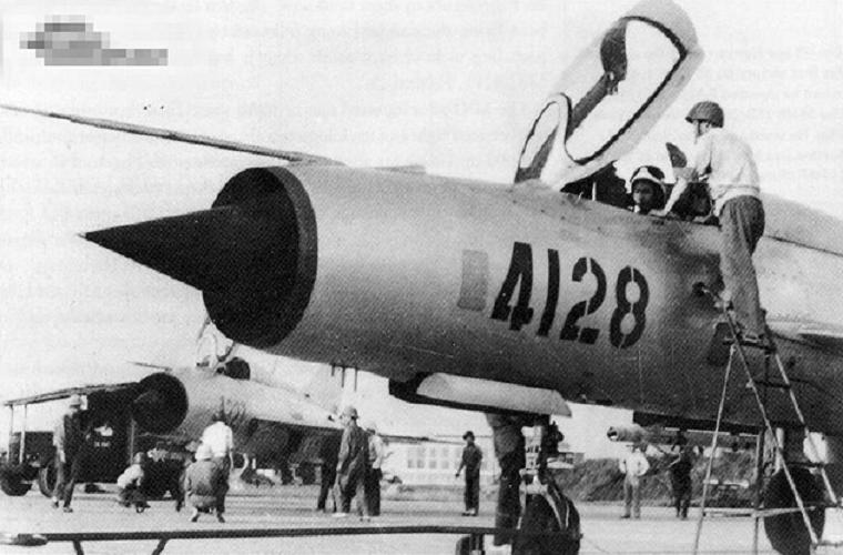 Về Không quân của ta dù không có số lượng máy bay tương đương nhưng lại được trang bị tốt hơn và có kinh nghiệm chiến đấu dày dặn. Bên cạnh các trung đoàn không quân chủ lực của ta còn được trang bị thêm các máy bay chiến đấu của Mỹ thu giữ được sau năm 1975 giúp tăng cường đáng kể sức mạnh không quân và khả năng làm chủ bầu trời trong trường hợp xảy ra không chiến. Nguồn ảnh: QĐND.