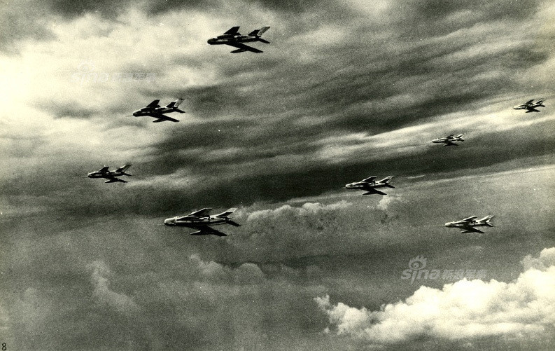 Trong ngày đầu tiên của cuộc chiến, phía Trung Quốc ghi nhận hơn 100 lượt xuất kích của tiêm kích nước này làm nhiệm vụ tuần tra, cảnh giới trong không phận nước này nhưng tuyệt nhiên không bay sang vùng trời Việt Nam. Có lẽ, phía Trung Quốc chỉ dự bị sẵn lực lượng không quân này để đối phó trong trường hợp Không quân của ta nghênh chiến. Nguồn ảnh: Sina.