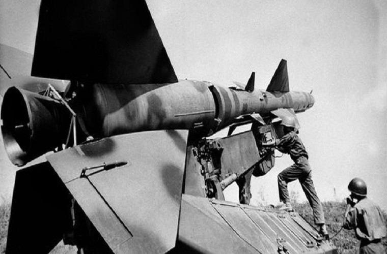 Tuy nhiên, sức mạnh của Phòng không - Không quân Việt Nam không chỉ có trung đoàn không quân tinh nhuệ mà còn có lực lượng phòng không được đánh giá mạnh nhất châu Á ở thời điểm đó, với chiến tích đánh bại đủ các loại máy bay hiện đại nhất của Không quân Mỹ mang tới bầu trời miền Bắc nhiều năm trước đó. Nguồn ảnh: QDND