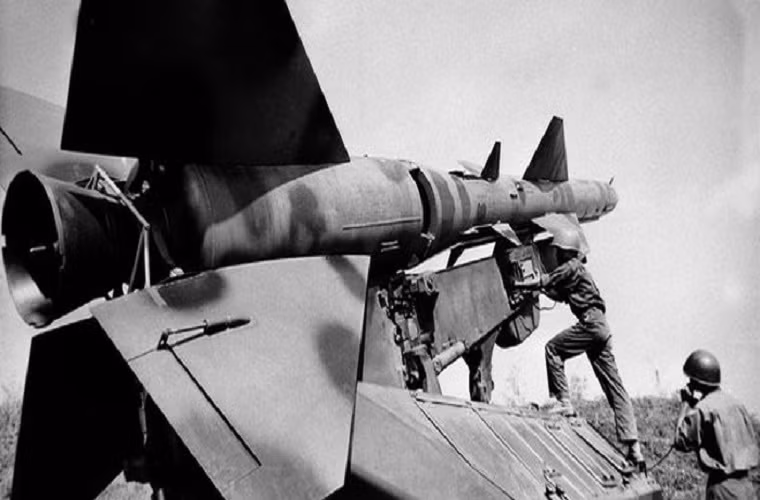 Tuy nhiên, sức mạnh của Phòng không - Không quân Việt Nam không chỉ có trung đoàn không quân tinh nhuệ mà còn có lực lượng phòng không được đánh giá mạnh nhất châu Á ở thời điểm đó, với chiến tích đánh bại đủ các loại máy bay hiện đại nhất của Không quân Mỹ mang tới bầu trời miền Bắc nhiều năm trước đó. Nguồn ảnh: QDND