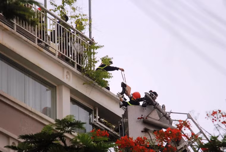 Cảnh sát PCCC dùng xe thang giải cứu các nạn nhân trong đám cháy.