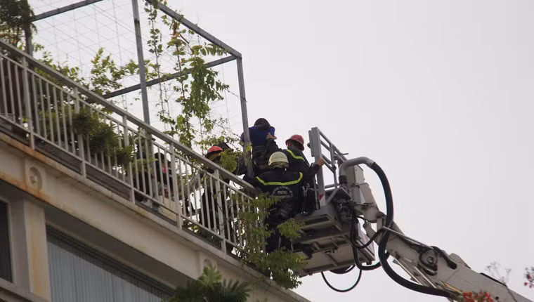 Nhân viên y tế phường Tân Định cùng các bác sĩ của Bệnh viện quận 1, Cảnh sát cứu hộ... cũng được điều động để giải cứu, hỗ trợ nếu có nạn nhân bị thương.