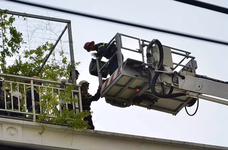 “Hiện đám cháy đã được khống chế hoàn toàn. Tuy nhiên cảnh sát vẫn phải kiểm tra toàn bộ ngôi nhà xem có người mắc kẹt hay không”, Thượng tá Bảo thông tin.