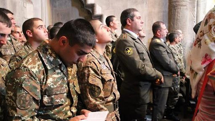 Mọi thứ trở nên rõ ràng hơn nếu chúng ta xem đây là một nỗ lực để đối đầu với ba đế chế cũ cùng một lúc, trong đó tình cảm của những người theo chủ nghĩa xét lại là đủ mạnh.