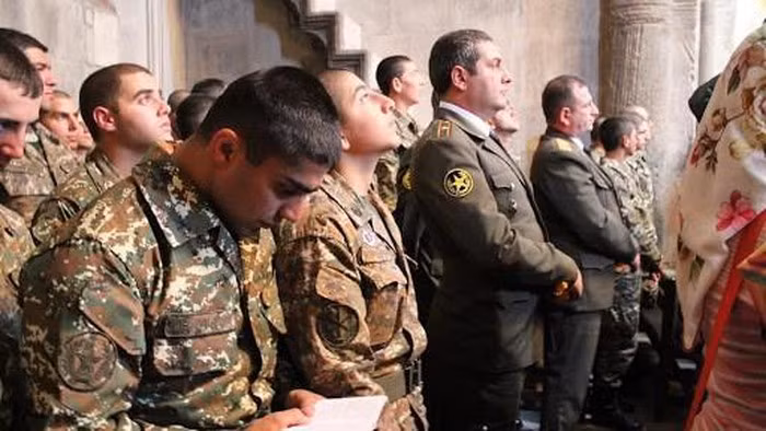 Mọi thứ trở nên rõ ràng hơn nếu chúng ta xem đây là một nỗ lực để đối đầu với ba đế chế cũ cùng một lúc, trong đó tình cảm của những người theo chủ nghĩa xét lại là đủ mạnh.