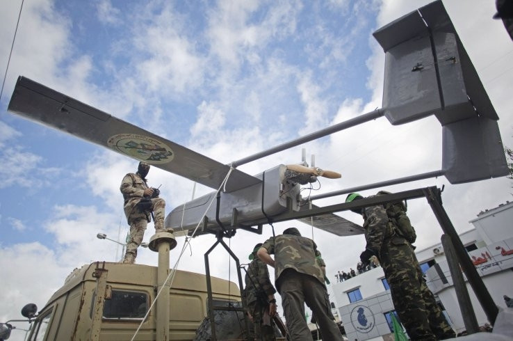 Ngoài ra, Hamas còn khoe loại UAV Ababil trên một chiếc xe bán tải, trong khi đó, một UAV cùng loại bay biểu diễn trên bầu trời. Đây cũng là lần đầu tiên hình ảnh về loại UAV do Hamas sản xuất được công bố. UAV Ababil sử dụng một động cơ cánh quạt bố trí phía sau cùng một bộ điều khiển từ xa. Phần mũi nhiều khả năng được trang bị 1 hệ thống quang học cho nhiệm vụ do thám.