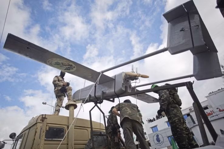 Ngoài ra, Hamas còn khoe loại UAV Ababil trên một chiếc xe bán tải, trong khi đó, một UAV cùng loại bay biểu diễn trên bầu trời. Đây cũng là lần đầu tiên hình ảnh về loại UAV do Hamas sản xuất được công bố. UAV Ababil sử dụng một động cơ cánh quạt bố trí phía sau cùng một bộ điều khiển từ xa. Phần mũi nhiều khả năng được trang bị 1 hệ thống quang học cho nhiệm vụ do thám.