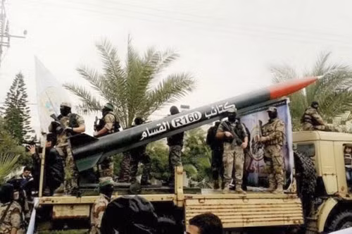 Hamas tuyên bố sự tồn tại của J-90 và R-160 hồi tháng 7/2014 khi Không quân Israel cố gắng ngăn chặn loại tên lửa này vào tay Hamas trong chiến dịch Người bảo vệ Edge. Theo Jane’s, đây là lần đầu tiên hình ảnh rõ nét về loại tên lửa này được công bố một cách chính thức. Tên lửa R-160 có tầm bắn khoảng 160 km.