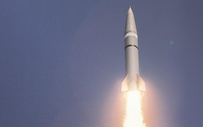 Thời điểm mới được Israel công bố, tên lửa LORA từng dính nghi vấn là “hàng nhái” của tên lửa đạn đạo chiến thuật Iskander-M do Nga sản xuất. Do hình dáng và tính năng kỹ chiến thuật của tên lửa này rất giống với Iskander của Nga, không loại trừ rằng Israel có được công nghệ của tên lửa Iskander từ đánh cắp tình báo.