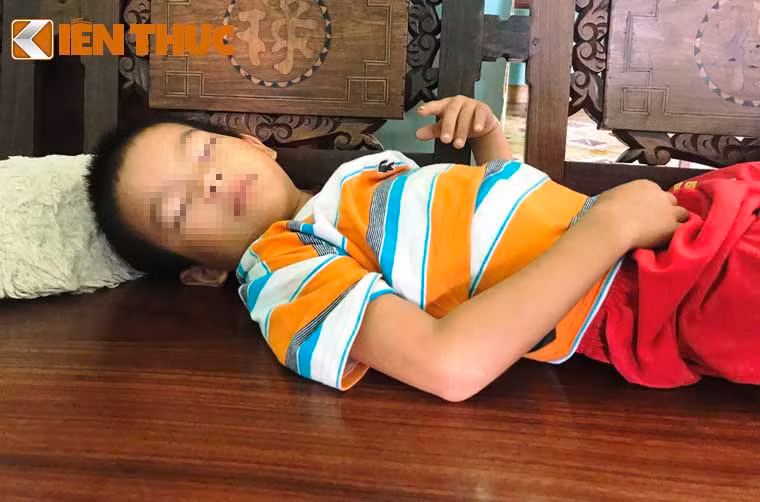 Cùng thời gian này, cả hai bé trai đang được các nhân viên làng Thiếu niên Thủ Đức chăm sóc, nuôi dưỡng. Suốt cả đêm bị bỏ rơi ven đường, người anh lớn và đứa em nhỏ mệt mỏi, chìm sâu vào giấc ngủ.