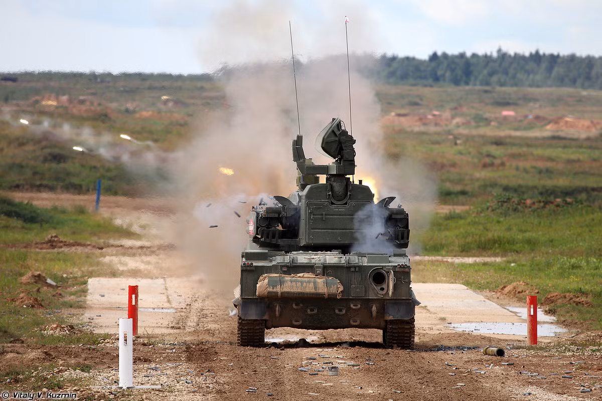 Trong ảnh, tổ hợp phòng không tầm thấp Tunguska “khai hỏa điên cuồng” pháo 30mm vào mục tiêu mặt đất. Nguồn ảnh: Vitaly-Kuzmin