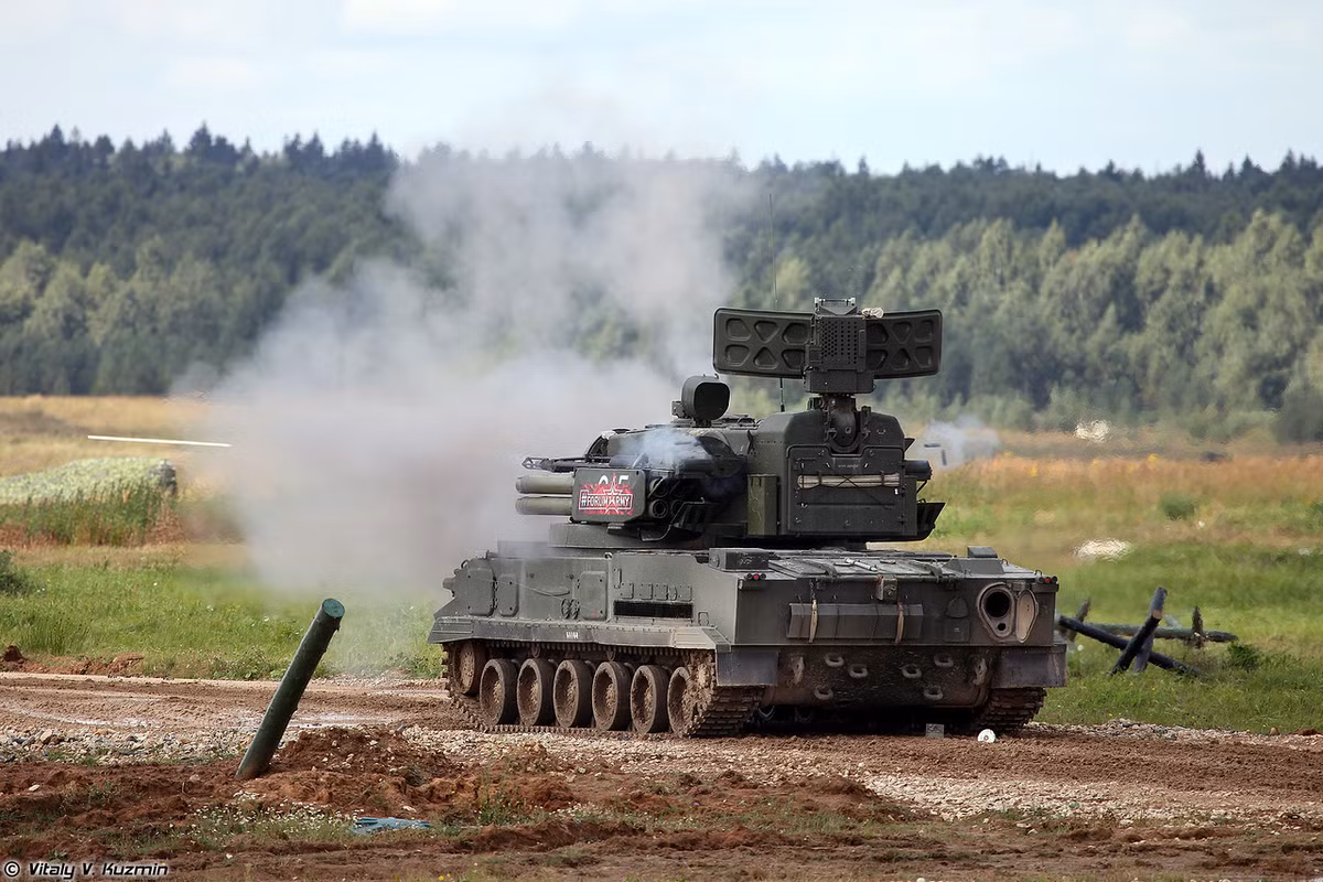 Trong đó, khẩu pháo 2A38 cỡ 30mm đạt tốc độ bắn 3.900-5.000 phát/phút (trung bình 1.950-2.500 phát/phút/khẩu) phù hợp với việc bắn chặn các mục tiêu bay thấp bao gồm cả tên lửa hành trình. Nguồn ảnh: Vitaly-Kuzmin