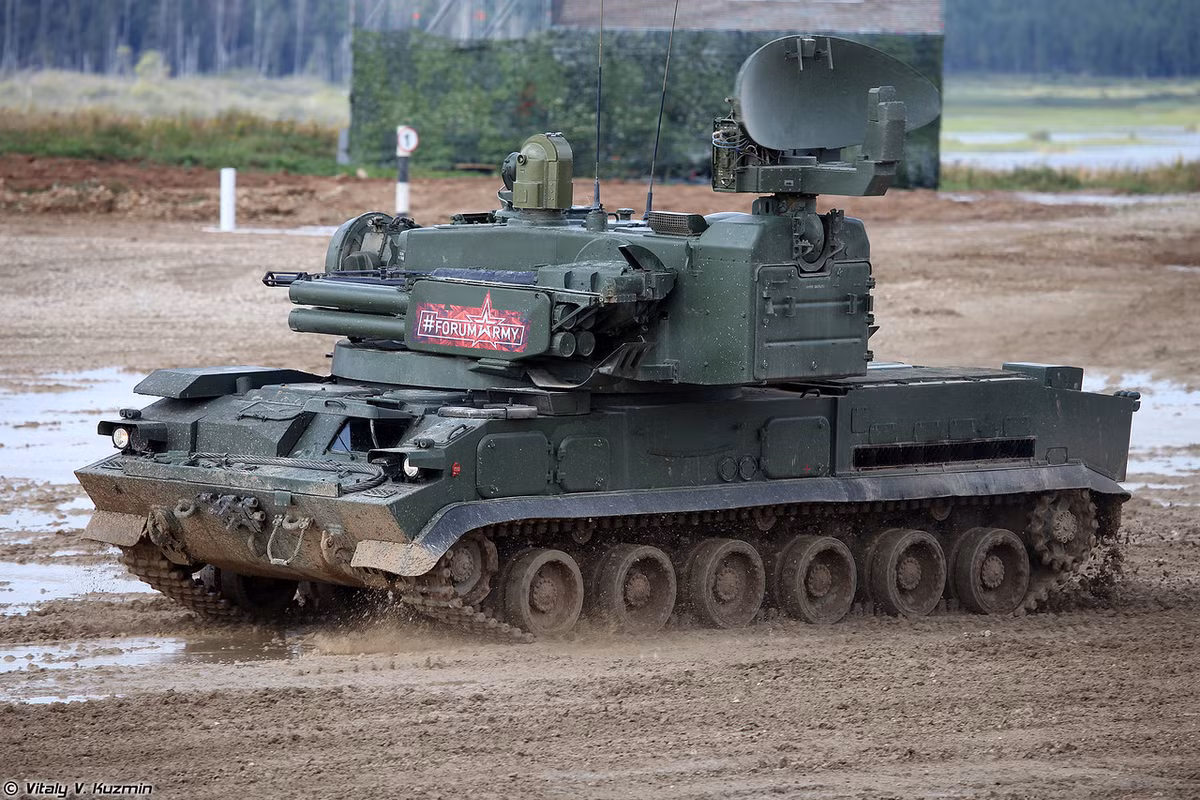 Trên phần tháp pháo này được lắp radar quét cơ điện băng E làm nhiệm vụ bắt bám mục tiêu lắp ở phía sau tháp, kết hợp với radar theo dõi băng J đặt ở phía trước tháp pháo. Đây là 2 "mắt thần" giúp Tunguska-M1 phát hiện các mục tiêu bay thấp ở độ cao 15m và cự ly đến 18km. Nguồn ảnh: Vitaly-Kuzmin