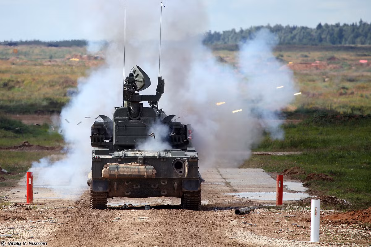 Những phát đạn 30mm nổ phá mảnh có thể hơi yếu với vỏ giáp tăng chủ lực, nhưng với lớp giáp mỏng dính của xe thiết giáp chở quân hay xe tăng hạng nhẹ thì chúng hoàn toàn có thể hủy diệt "ngon". Nguồn ảnh: Vitaly-Kuzmin