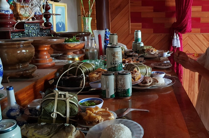 Bánh chưng là món không thể thiếu của người dân nơi đây khi ăn mừng Tết Độc lập. Như đã ăn sâu vào tiềm thức từ lâu bắt đầu những ngày tháng Tám lịch sử, ở khắp các thôn xóm, làng quê ở huyện Minh Hoá đâu đâu cũng rợp trời cờ hoa, biểu ngữ. Cùng với đó, trong mỗi gia đình người dân ở nơi đây đều chuẩn bị chu đáo các mâm cỗ thịnh soạn nhất để ăn mừng Tết Độc lập.