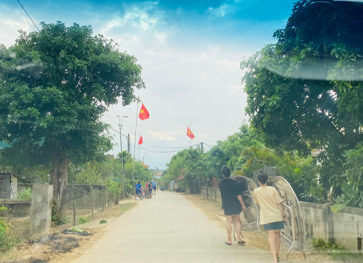 Hình ảnh làng quê ở xã Minh Hoá (huyện Minh Hoá) dịp Tết Độc lập khá rộn ràng, sắc thắm cờ tổ quốc được các gia đình treo cao tung bay. Rồi đến hình ảnh mọi người chuẩn bị bàn ghế để soạn mâm cỗ thiết đãi người thân bạn bè tới chơi mừng Tết Độc lập. 