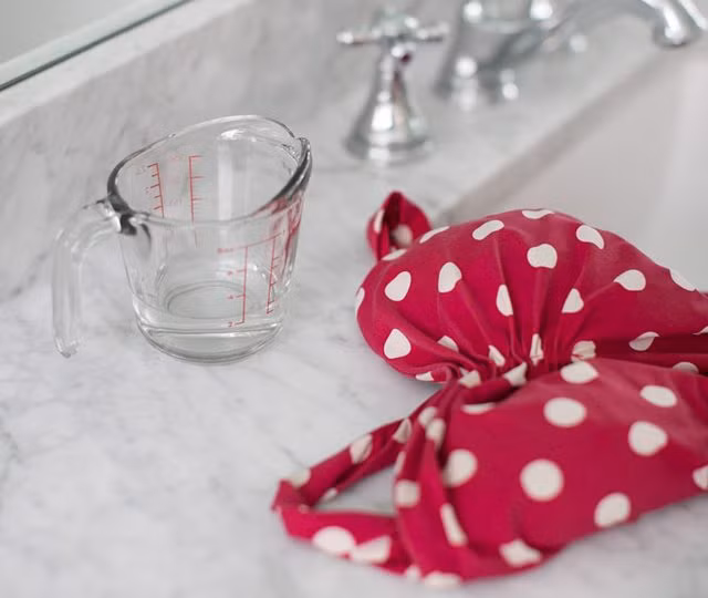 Sử dụng giấm thay vì chất tẩy rửa để giặt tay đồ nhạy cảm như đồ lót, áo quần bơi... Bạn chỉ cần thêm 1/4 chén dấm vào một chậu đầy nước ấm và ngâm đồ nhạy cảm cho 15-30 phút. Sau đó giặt sạch và phơi khô.