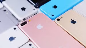Dù vẫn sở hữu kiểu dáng cũ nhưng iPhone 7 đã được Apple thay đổi khá nhiều, trong đó màu sắc đa dạng hơn để phù hợp với phái đẹp.
