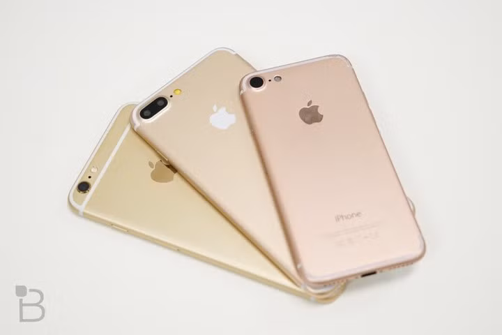 Khác với những dòng iPhone trước chỉ có hai màu đen và trắng chủ đạo, trong đợt ra mắt iPhone 7 lần này, màu vàng hồng lại là tone màu chủ đạo. Đây được đánh giá là màu lạ mắt và rất được phái đẹp yêu thích. Cũng chính vì thế nên trong tất cả bảng màu, iPhone 7 màu vàng hồng được bán với giá đắt nhất.