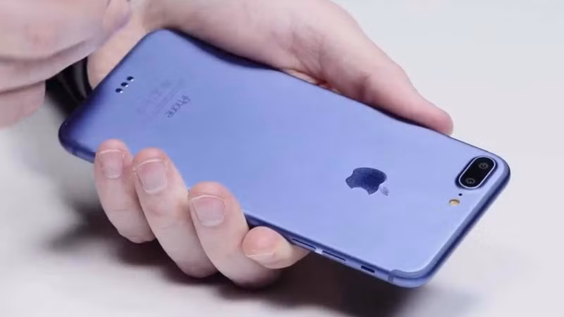 Nút âm lượng và cần gạt trên bản màu xanh cũng được sơn đồng màu với vỏ, tạo cảm giác đồng nhất.