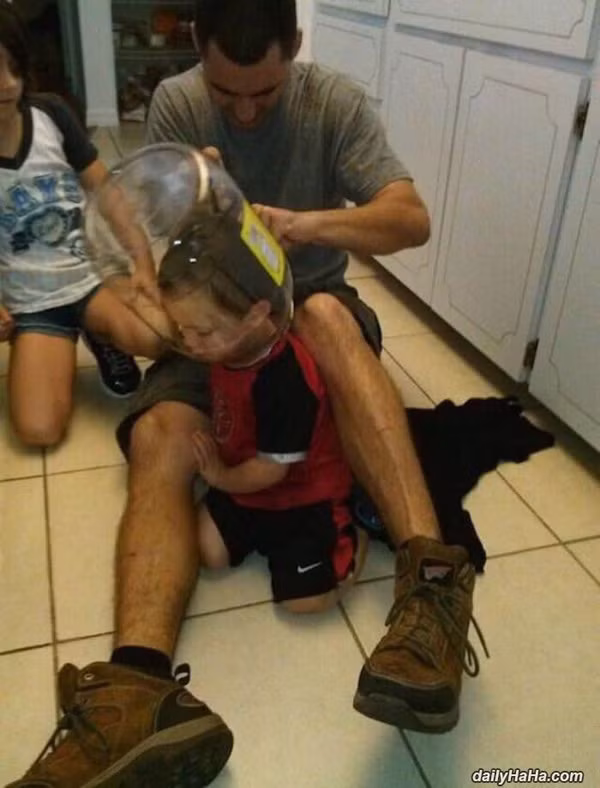 Rất nhiều pha mắc kẹt bá đạo khiến người xem không thể nhịn được cười.