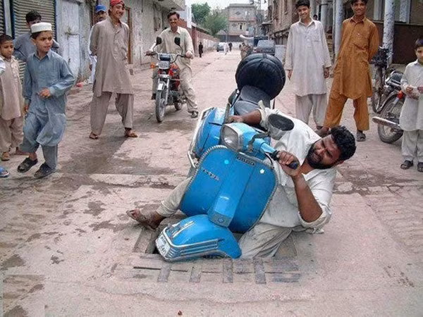 ... Không ngờ nắp cống này lại to đến vậy...