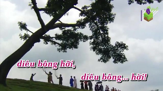 Nhà thơ kể lại rằng, ông si mê vẻ đẹp của chị Vinh, lẽo đẽo đi theo chị Vinh, chỉ để ngắm thôi. Một buổi chiều, ông theo chị Vinh ra cánh đồng sau nhà. Tháng 10, lúa đã gặt chỉ còn trơ gốc rạ. Chị lúi húi tìm một thứ lá cây mọc ở gò đất. Ông cũng tìm hộ chị. Lá ấy tên gì ông không nhớ.