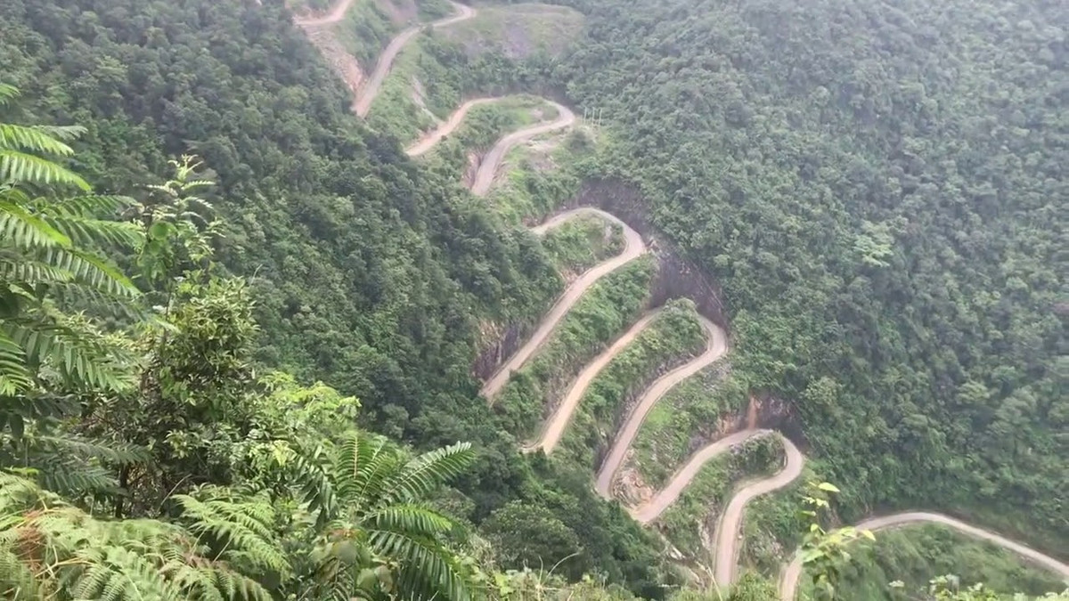 Theo các hướng dẫn viên du lịch, để ngắm và chụp được toàn cảnh hùng vĩ của đèo, du khách phải đi bộ xuyên rừng, men theo sườn núi của con đèo.