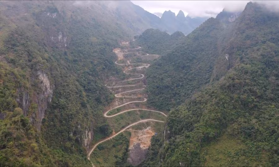 Sau quãng thời gian đi bộ, đèo Mẻ Pia với 14 tầng dốc xuất hiện quanh co, uốn lượn mềm mại như một dãi lụa.