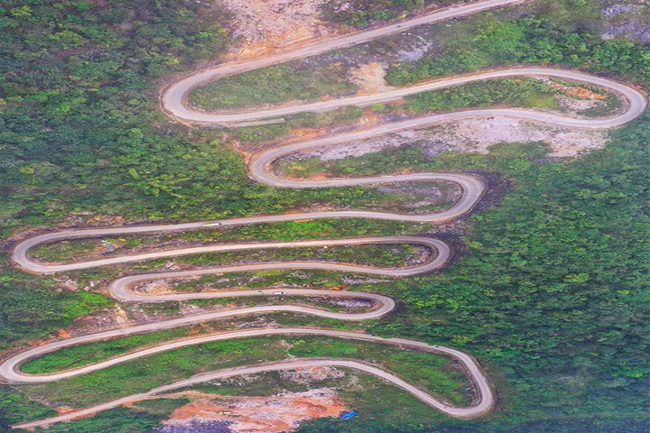 Thời gian lý tưởng nhất để bạn ghé thăm nơi này có lẽ vào khoảng tháng 10 đến tháng 5 năm sau, bởi đây đang là mùa khô, nên thuận tiện cho việc chinh phục và khám phá. Từ tháng 6 - 9, nơi này bước vào mùa mưa, đường đèo cực kỳ nguy hiểm.