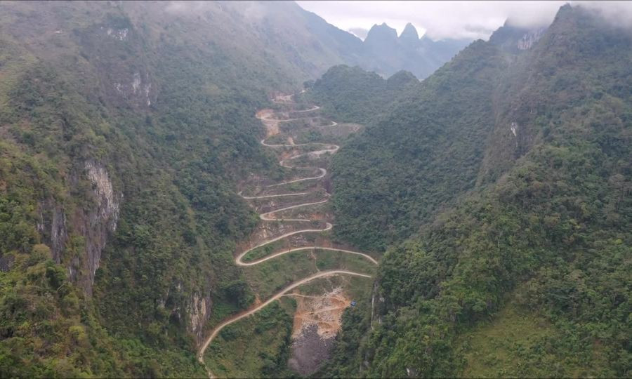 Sau quãng thời gian đi bộ, đèo Mẻ Pia với 14 tầng dốc xuất hiện quanh co, uốn lượn mềm mại như một dãi lụa.