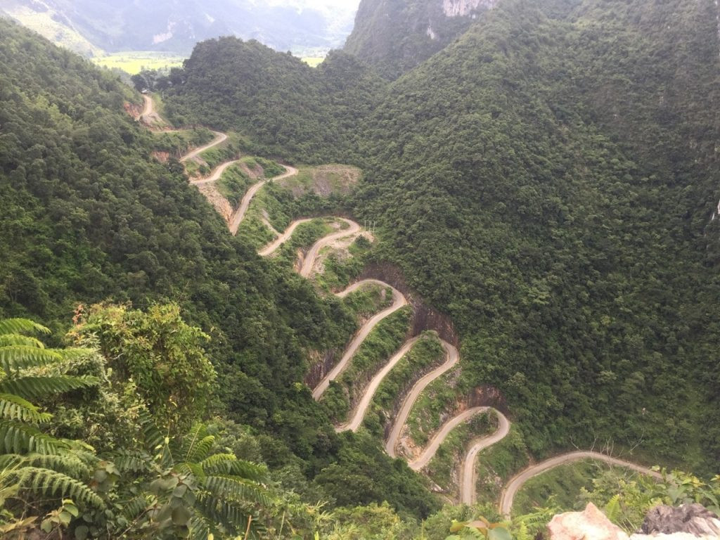 Theo lời kể của người dân địa phương, đèo Mẻ Pia có từ thời Pháp thuộc, vốn dĩ chỉ là một con đường mòn chỉ có thể cưỡi ngựa đi qua. Đoạn rộng nhất của con đèo khoảng 40cm. Đến tận năm 2009, con đèo mới được khởi công xây dựng và hoàn thành vào năm 2011.