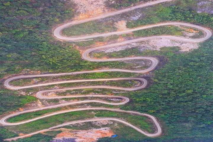 Thời gian lý tưởng nhất để bạn ghé thăm nơi này có lẽ vào khoảng tháng 10 đến tháng 5 năm sau, bởi đây đang là mùa khô, nên thuận tiện cho việc chinh phục và khám phá. Từ tháng 6 - 9, nơi này bước vào mùa mưa, đường đèo cực kỳ nguy hiểm.