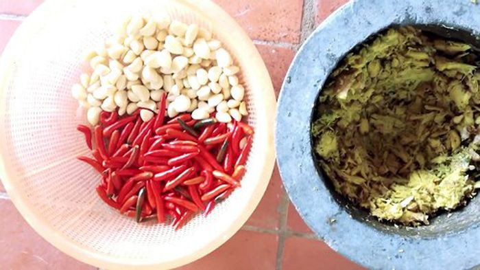 Các loại thảo mộc như ỏi, gừng, ớt.. là những gia vị con người ăn hàng ngày, rẻ và sẵn có. Với cây trồng, chúng không chỉ trừ sâu mà còn hạn chế nấm, vi khuẩn cho cây.