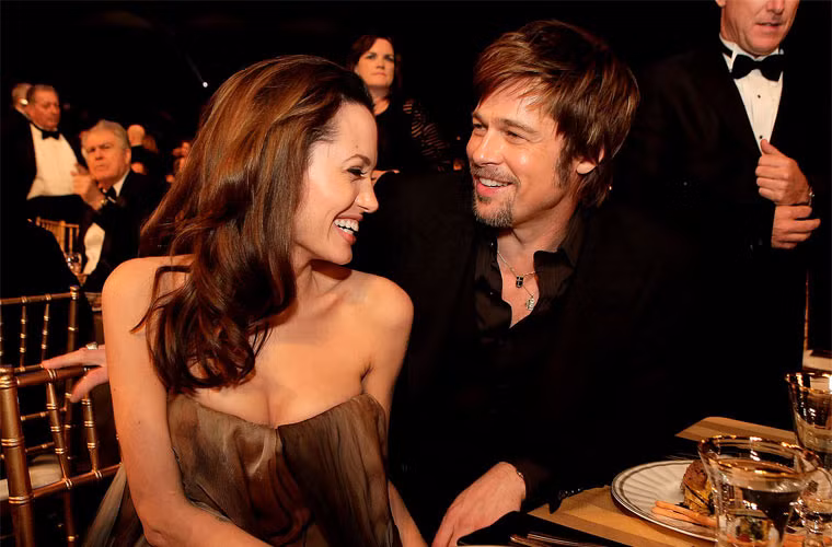 Năm 2008, khi tình cảm với Jolie thăng hoa, cuộc sống gia đình hạnh phúc, niềm vui tràn trề trên khuôn mặt Brad Pitt. (Ảnh: Celebuzz)