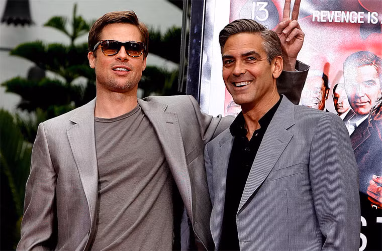 Brad Pitt ra dáng nam tài tử Hollywood, bảnh bao cùng bạn thân, nam diễn viên George Clooney trong buổi ra mắt Ocean's 13 vào tháng 6/2007. (Ảnh: Celebuzz)