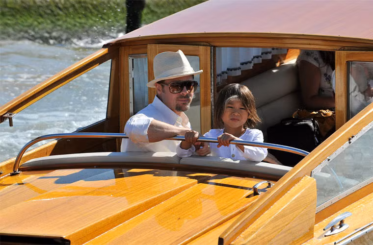 Từ một anh chàng lãng tử, hình ảnh Brad Pitt trở thành một ông bố của gia đình yêu con. (Ảnh: Celebuzz)