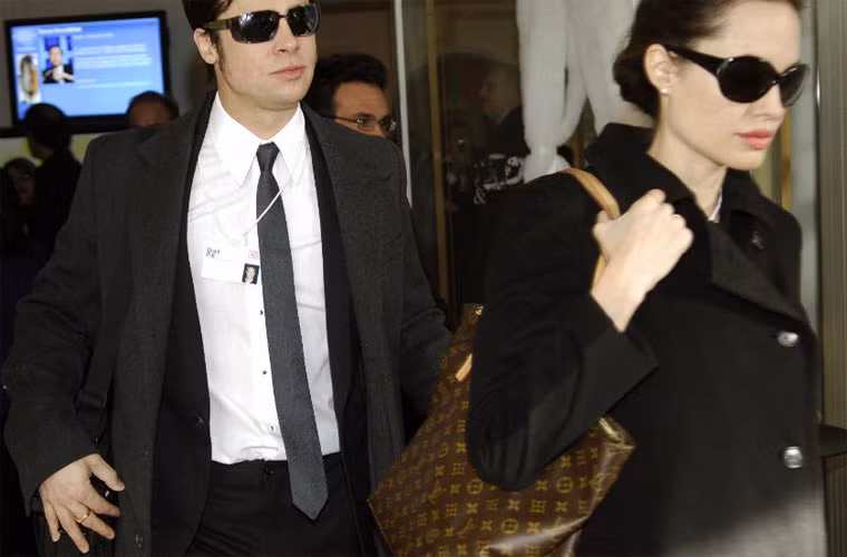 Tháng 1/2006, Brad Pitt và Angelina Jolie tuyên bố chuẩn bị đón đứa con đầu lòng của hai người. Con gái Shiloh chào đời vào tháng 5/2006. (Ảnh: CNN)