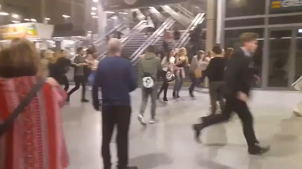 Mọi người hoảng loạn tìm đường thoát sau khi nghe thấy tiếng nổ lớn sau buổi diễn của nữ ca sĩ Ariana Grande. (Ảnh: Daily Mail)