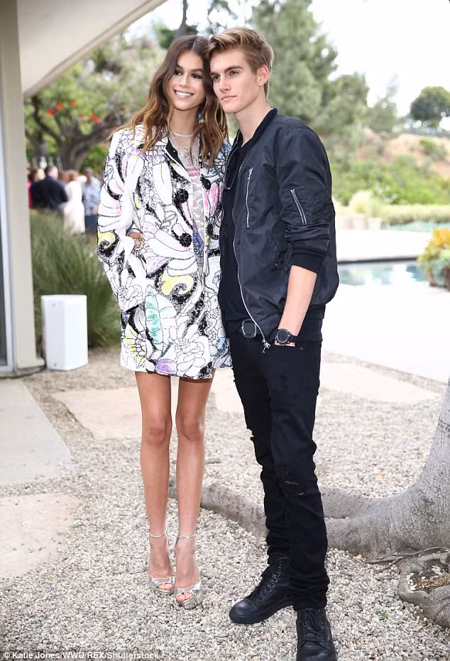 Tới dự buổi ra mắt thương hiệu nước hoa với Kaia là anh trai Presley. (Ảnh: Rex)