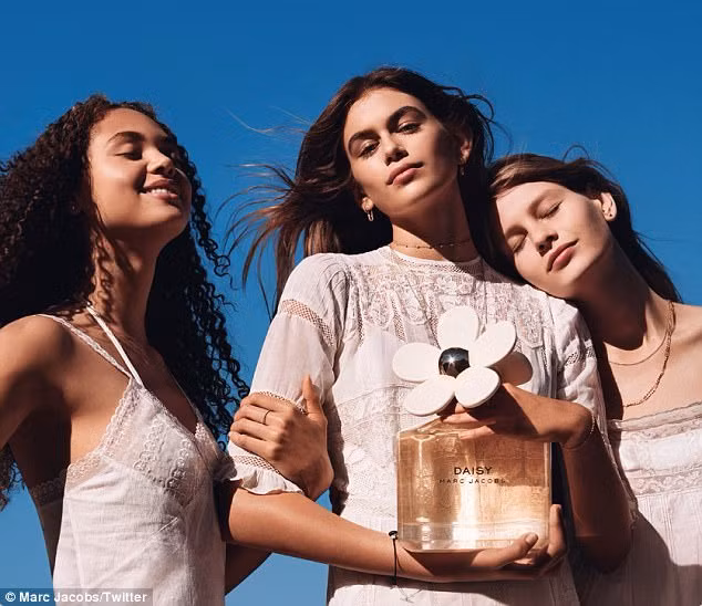 Với ngoại hình y hệt mẹ, một cựu siêu mẫu nổi tiếng, con gái Cindy Crawford ngày càng đắt show làm mẫu cho các tạp chí và các thương hiệu danh tiếng như Miu Miu, Versace, Marc Jacob, Vogue... (Ảnh: Twitter)