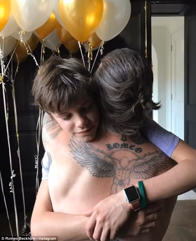 Cùng lúc, cậu con trai thứ hai, Romeo, đăng bức ảnh ôm chặt bố đang cởi trần để lộ hình xăm là tên mình trên lưng với lời chúc: "Chúc mừng sinh nhật ông bố tuyệt vời và đáng yêu nhất mà con từng biết. Hi vọng bố sẽ có một ngày thật tuyệt. Con yêu bố nhiều". (Ảnh: Instagram)