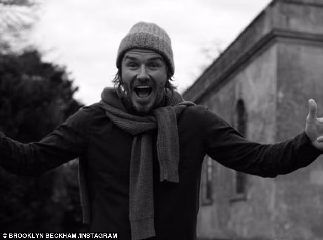 Cậu cả Brooklyn cũng đăng bức ảnh bố Beck cười tươi với lời chúc không sướt mướt như em trai nhưng cũng chứa chan tình cảm: "Chúc mừng sinh nhật. Yêu bố nhiều". (Ảnh: Instagram)