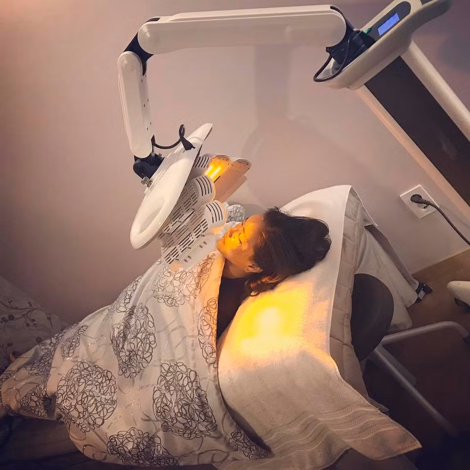 Theo chia sẻ của Maya, cô không hề bị đau đớn gì sau ca phẫu thuật lại mặt, thậm chí vừa phẫu thuật thẩm mỹ xong tối hôm đó cô đã cùng các bạn đi ăn đồ nướng bình thường dù mặt vẫn hơi sưng.