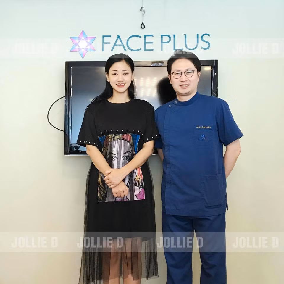 Vài ngày sau cuộc phẫu thuật thẩm mỹ mặt, Maya tiếp tục thực hiện cuộc đại phẫu nâng cấp vòng 1. Và thật ngạc nhiên, nữ ca sĩ cũng chỉ mất rất ít thời gian để phục hồi. 30 phút sau khi tỉnh dậy sau phẫu thuật, Maya thậm chí còn đi bộ về khách sạn, tay cầm ống dịch, mặt bịt khẩu trang, vì đường quá kẹt xe.