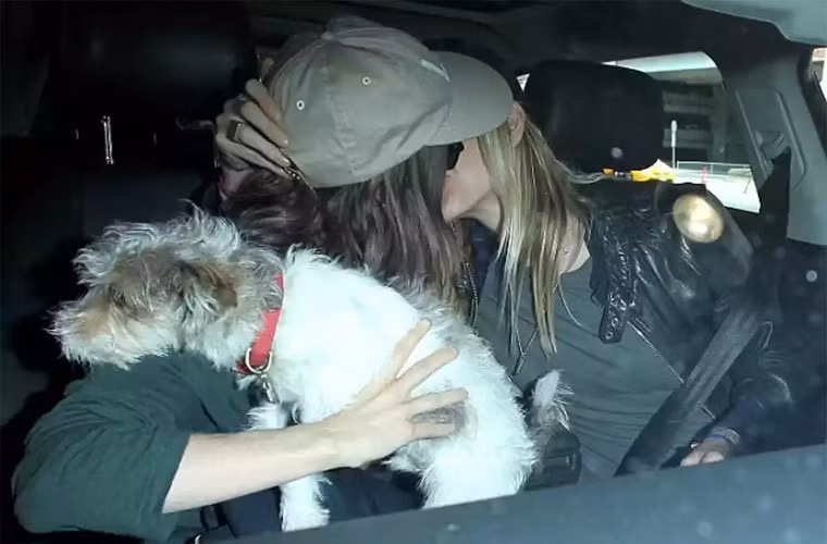 Ellen Page và Samatha Thomas công khai quan hệ vào năm 2015. Mặc dù Page không ngại đưa người tình đi dự các sự kiện cùng nhưng cô lại tránh thể hiện tình cảm với người yêu đồng giới. Tuy nhiên, cánh săn ảnh đã chộp được cảnh hai người hôn nhau trong ô tô vào tháng 4/2016 khi Thomas tới đón bạn gái ở sân bay Los Angeles.