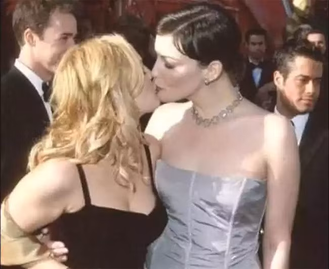 Vào cuối những năm 90, đầu những năm 2000, giới tính của Drew Barrymore trở thành đề tài nóng hổi cho mọi người bàn tán khi cô công khai trao một nụ hôn đồng giới cho Liv Tyler trên thảm đỏ lễ trao giải Oscar năm 1999.