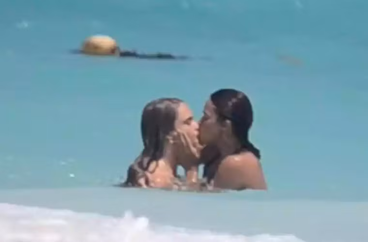 Ngôi sao Fast and Furious Michelle Rodriguez không giấu giếm mình là người lưỡng tính. Sau nhiều mối quan hệ với các sao nam như Vin Diesel, Zac Efron, năm 2014 Michelle chuyển sang hẹn hò với người mẫu nữ Cara Delevingne. Nụ hôn say đắm trên biển Mexico là minh chứng cho mối tình đồng tính của hai sao nữ.